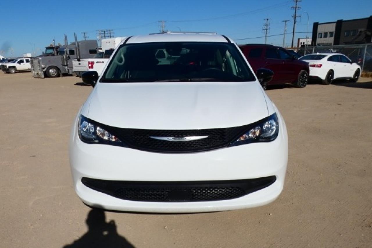 2024 Chrysler Grand Caravan SXT w/Htd cloth, NAV, BUC - Photo #3