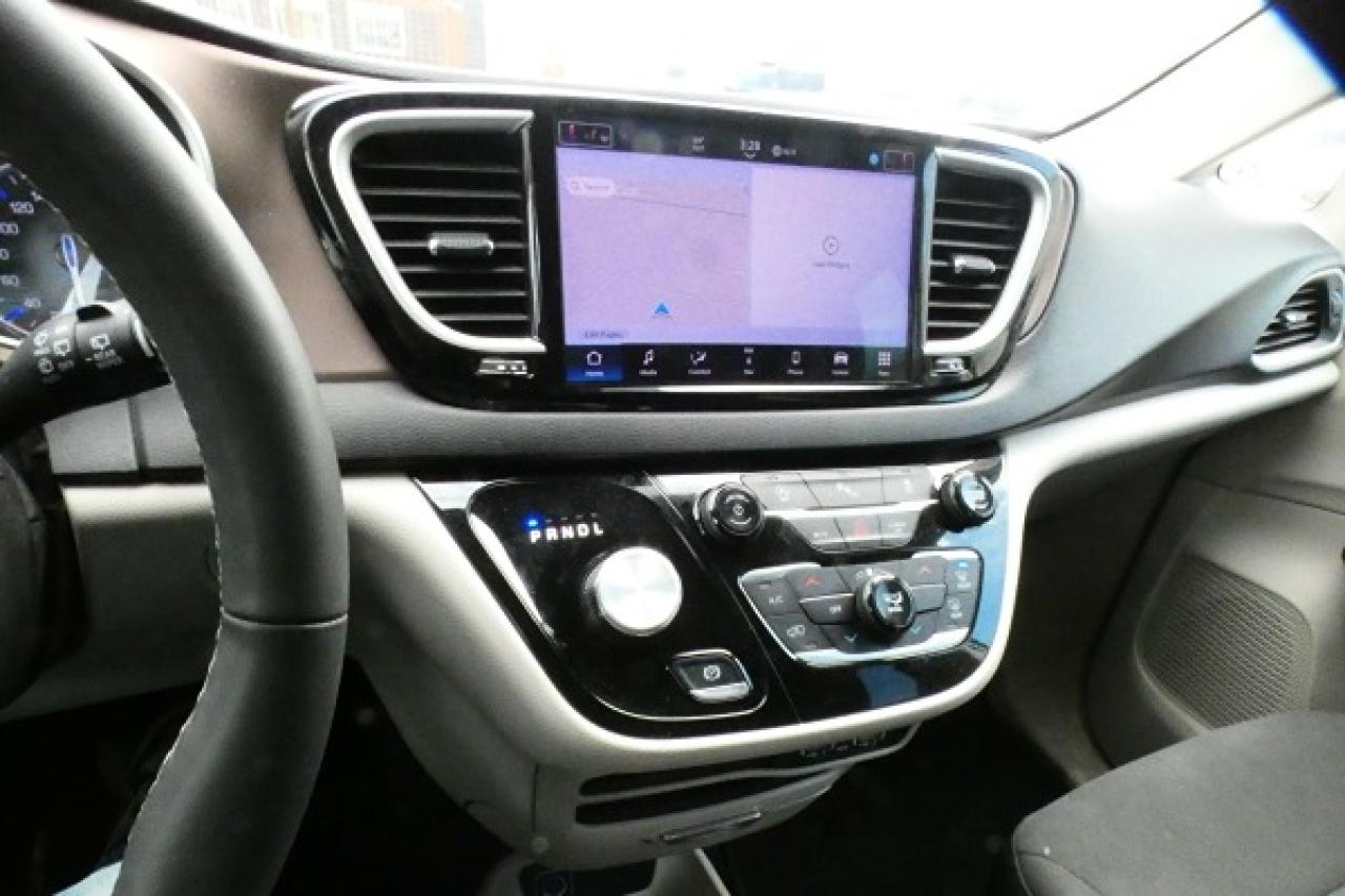 2024 Chrysler Grand Caravan SXT w/Htd cloth, NAV, BUC - Photo #16
