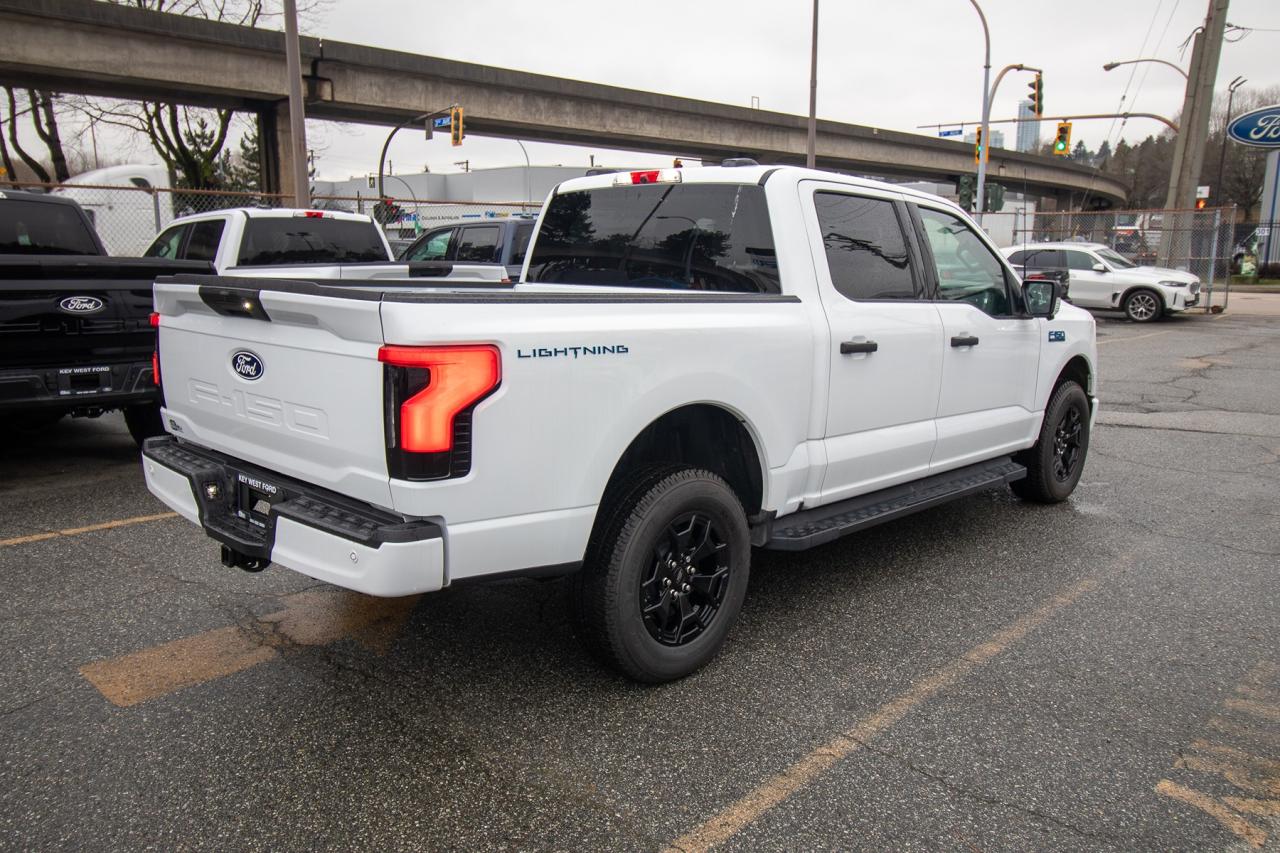 2025 Ford F-150 Lightning XLT 4WD SuperCrew 5.5' Box Standard Range Battery Photo4