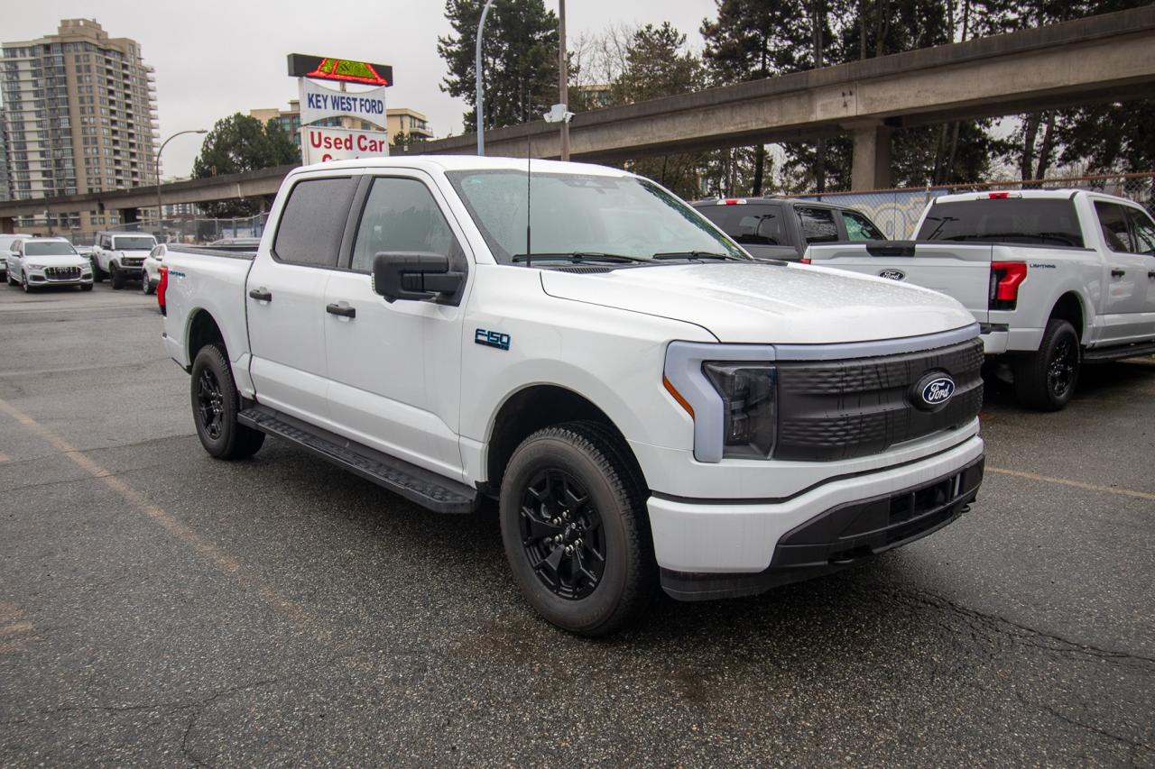 2025 Ford F-150 Lightning XLT 4WD SuperCrew 5.5' Box Standard Range Battery Photo3