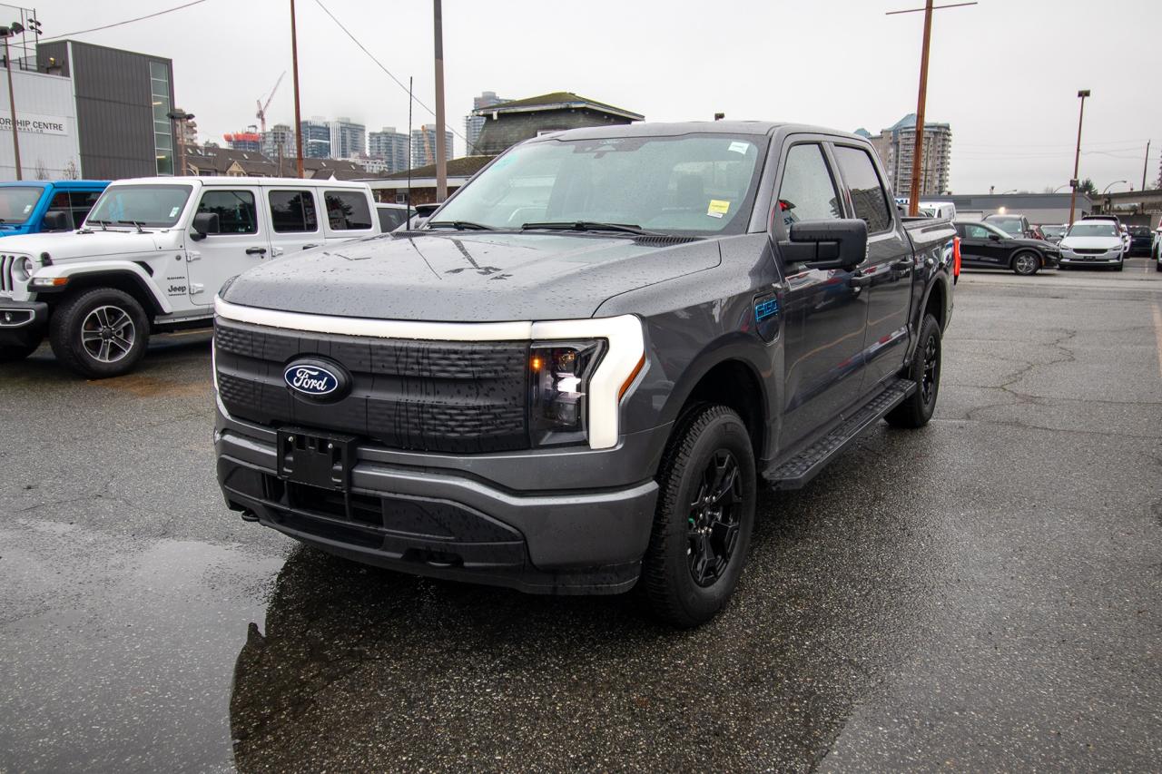 2025 Ford F-150 Lightning XLT 4WD SuperCrew 5.5' Box Standard Range Battery Photo1