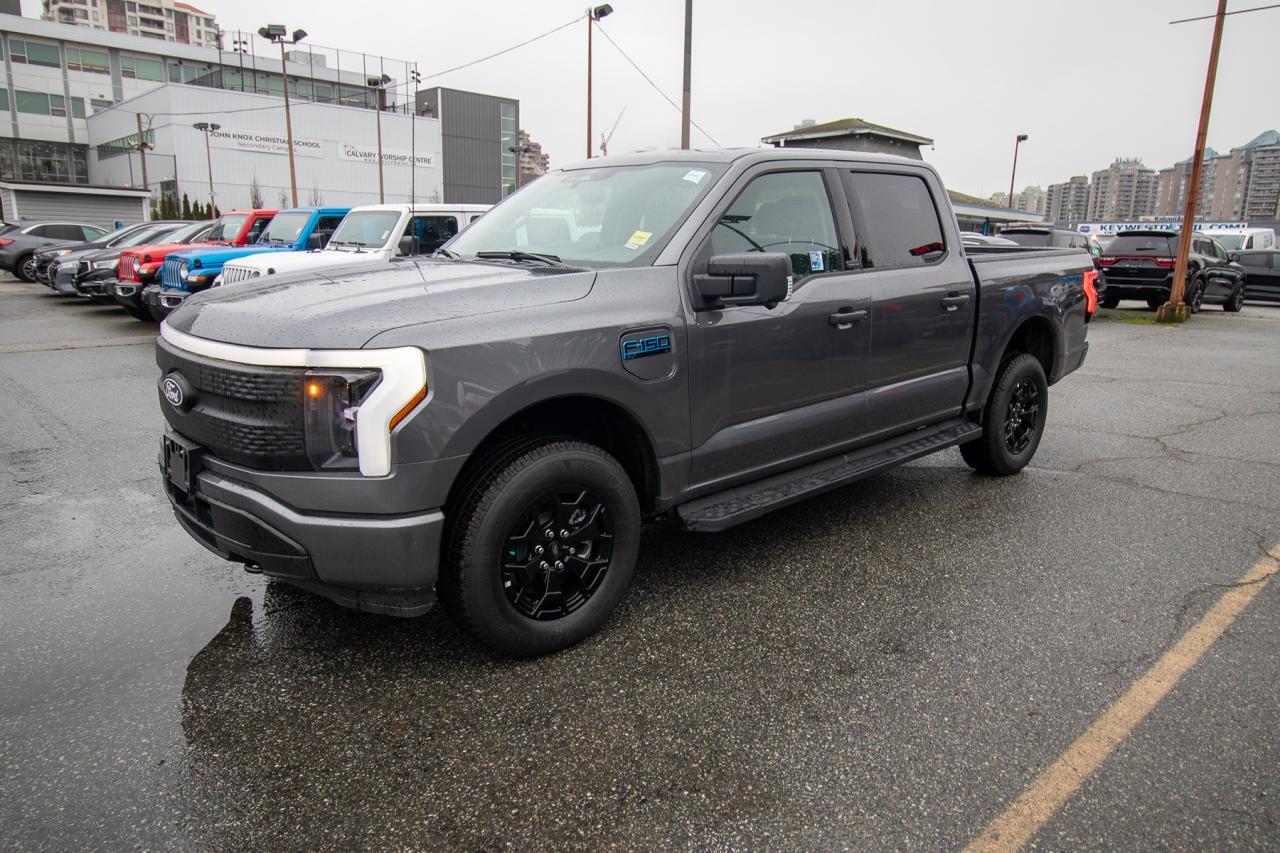 2025 Ford F-150 Lightning XLT 4WD SuperCrew 5.5' Box Standard Range Battery Photo2