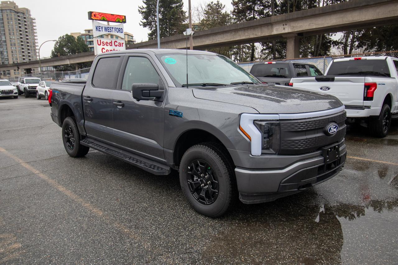 2025 Ford F-150 Lightning XLT 4WD SuperCrew 5.5' Box Standard Range Battery Photo4