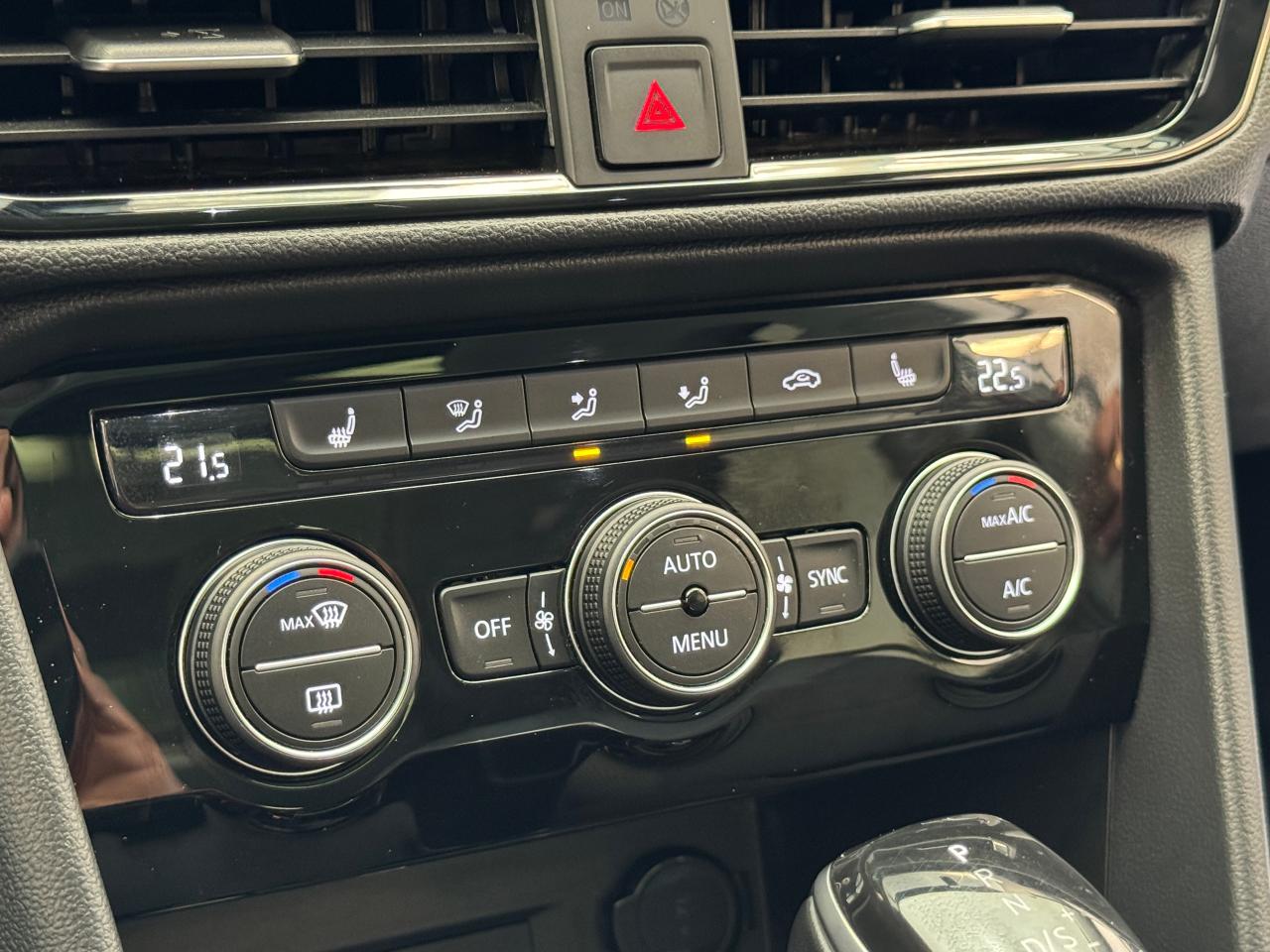 2022 Volkswagen Taos Comfortline 4Motion+Pano Roof+Adaptive Cruise Photo