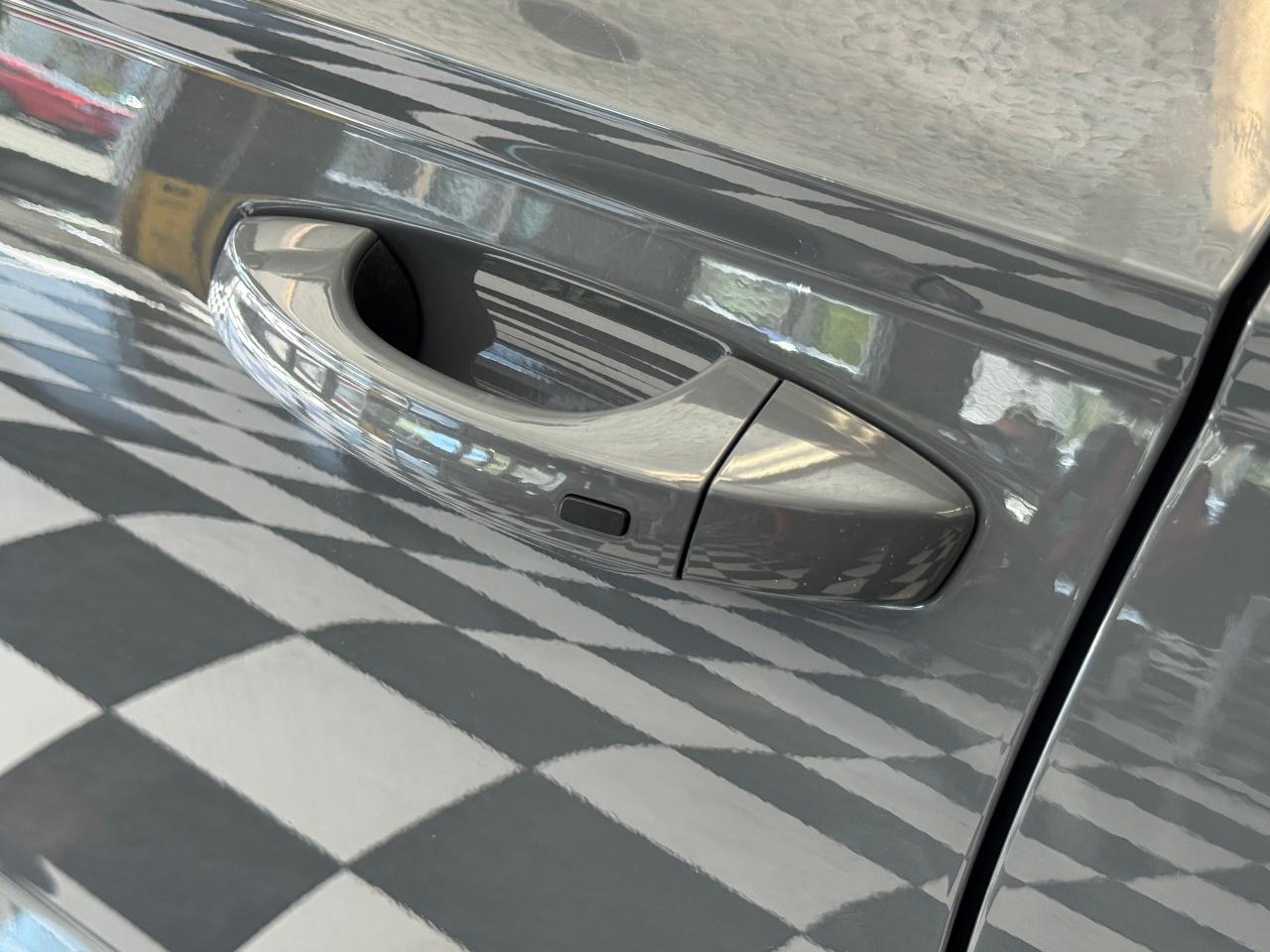 2022 Volkswagen Taos Comfortline 4Motion+Pano Roof+Adaptive Cruise Photo