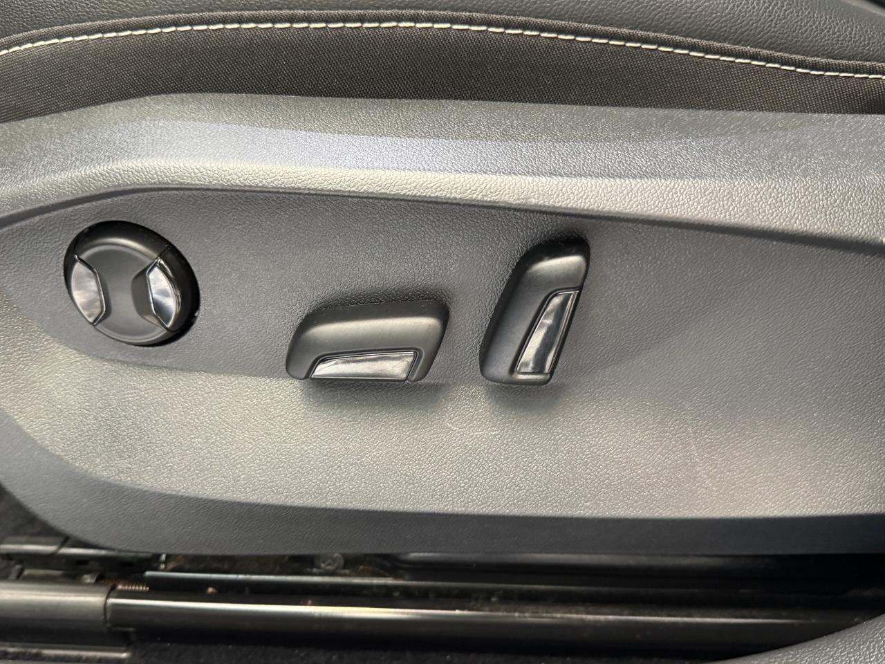 2022 Volkswagen Taos Comfortline 4Motion+Pano Roof+Adaptive Cruise Photo