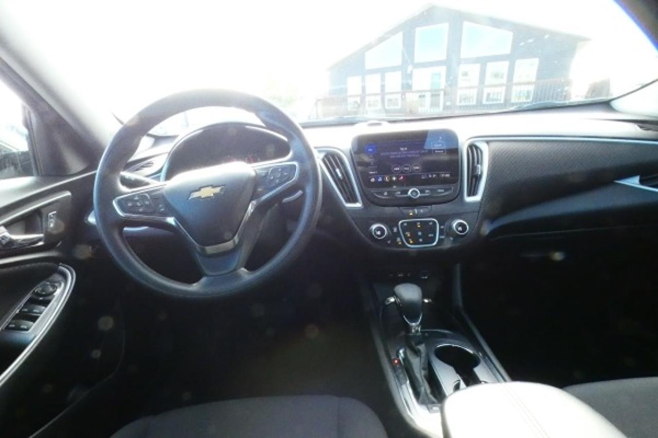 2023 Chevrolet Malibu 1LT w/Htd cloth, pano S/R, BUC - Photo #11