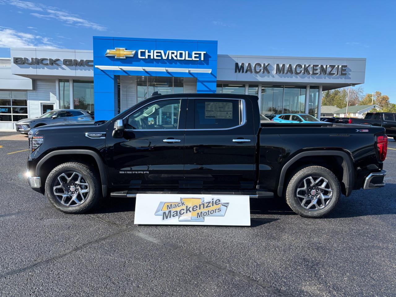 2026 GMC Sierra 1500 2026 GMC Sierra SLT Crew Cab 4WD Photo3