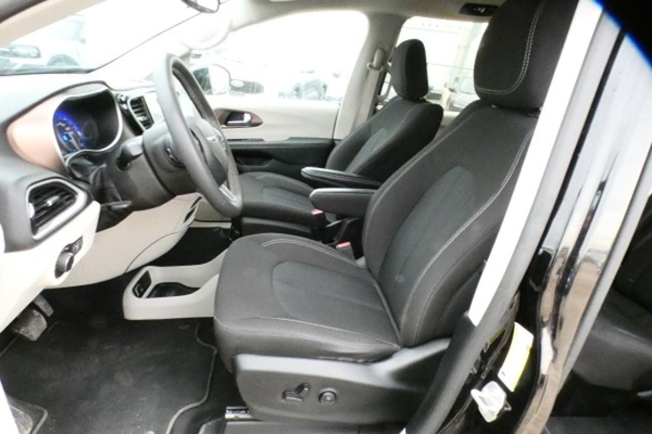 2024 Chrysler Grand Caravan SXT w/Htd cloth, NAV, BUC - Photo #11