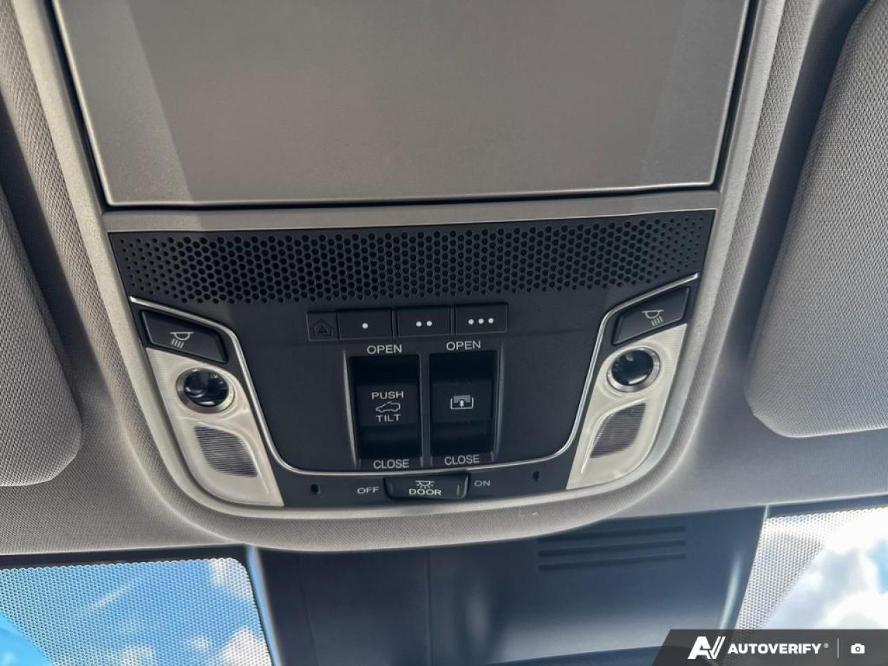 2022 Honda CR-V TOURING / NO ACCIDENTS / PANO ROOF / NAV / AWD - Photo #19