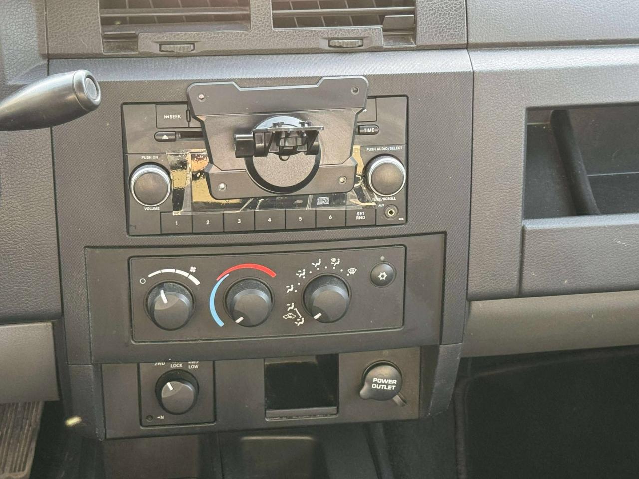 2011 Dodge Dakota 4WD Crew Cab SXT - Photo #14