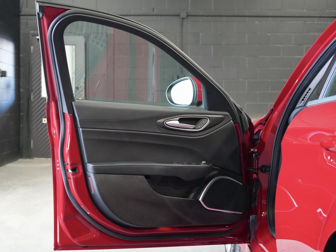 2021 Alfa Romeo Giulia Ti /ROOF/NAV/CAM/DRIVE ASSIST/NO ACCIDENT/1OWNER Photo