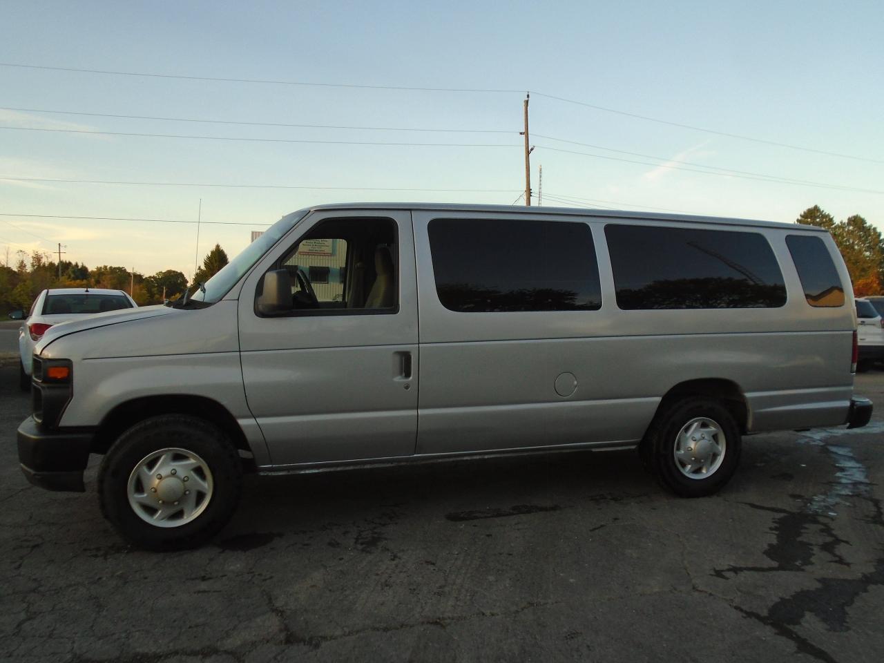 2013 Ford Econoline 15 passenger E-350 Super Duty Ext XLT - Photo #6