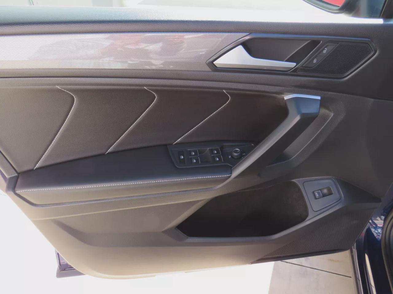 2024 Volkswagen Tiguan Comfortline (**LOW KM!!**CLEAN TITLE/NO ACCIDENTS!!**SAFETY/CERTIFIED!!**AWD**ALLOY RIMS**LEATHER**REMOTE START**POWER SEATS**POWER TAILGATE**DIGITAL TOUCHSCREEN**DRIVE MODES**HEATED SEATS**PUSH BUTTON START**DUAL CLIMATE CONTROL**REAR CAMERA**REAR PRIVAC Photo