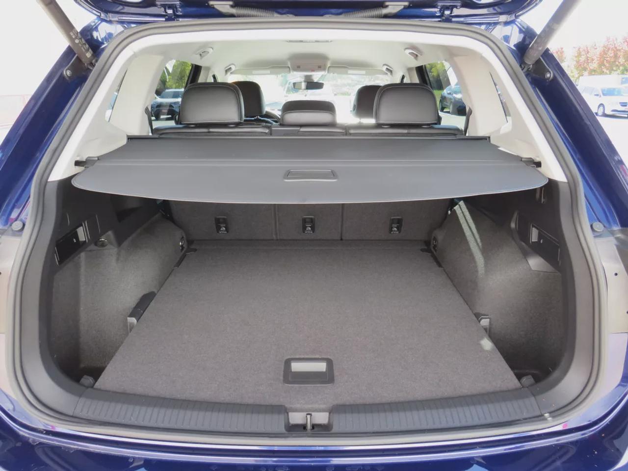 2024 Volkswagen Tiguan Comfortline  | Low Km | Clean Title | No Accidents | Safety Certified | AWD | Alloy Rims | Leather | Remote Start | Power Seats | Power Tailgate | Digital Touchscreen | Drive Modes | Heated Seats | Push Button Start | Dual Climate Control | Rear Camera Photo