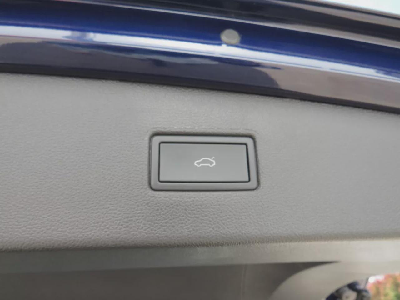 2024 Volkswagen Tiguan Comfortline  | Low Km | Clean Title | No Accidents | Safety Certified | AWD | Alloy Rims | Leather | Remote Start | Power Seats | Power Tailgate | Digital Touchscreen | Drive Modes | Heated Seats | Push Button Start | Dual Climate Control | Rear Camera Photo