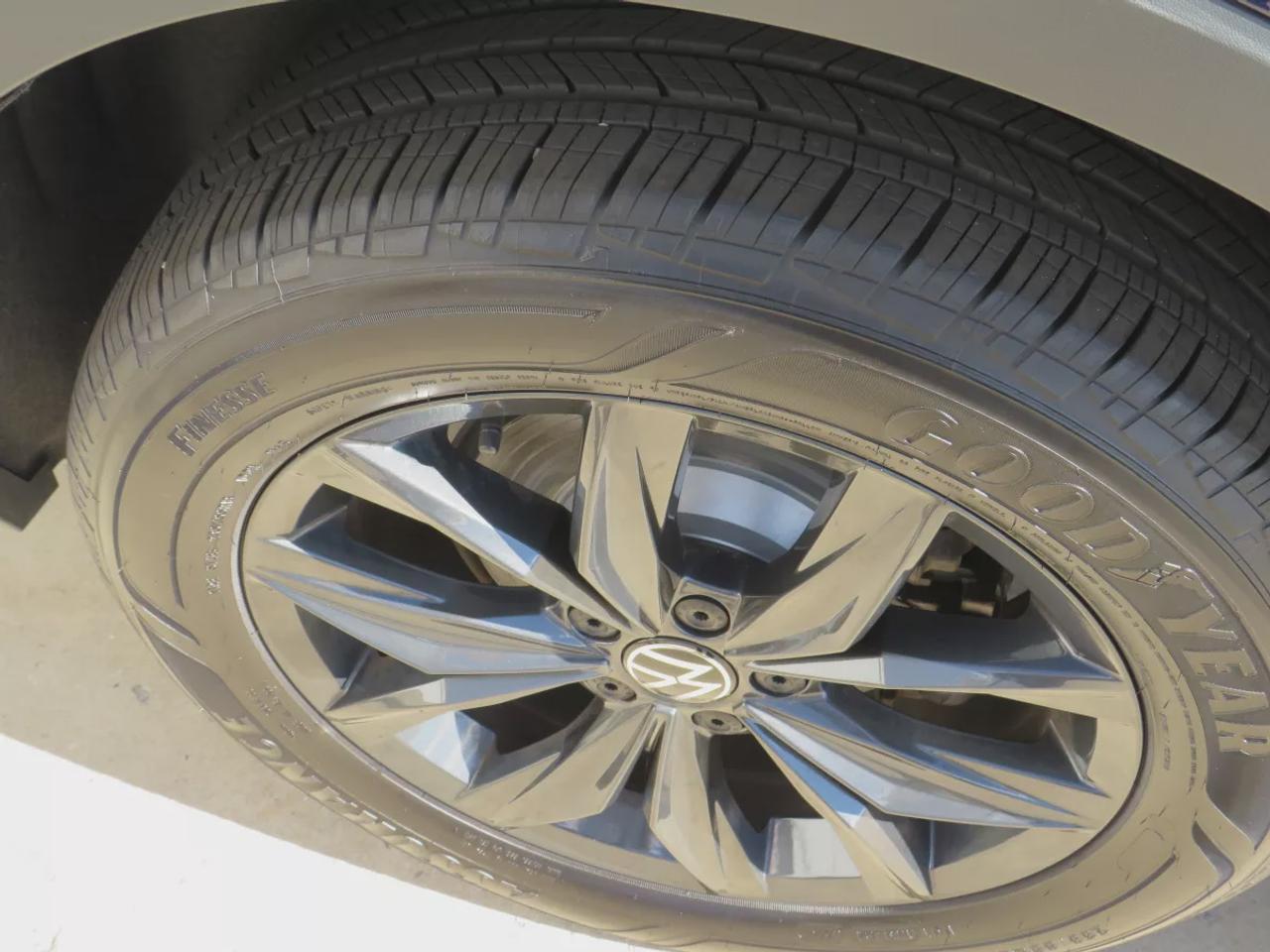 2024 Volkswagen Tiguan Comfortline  | Low Km | Clean Title | No Accidents | Safety Certified | AWD | Alloy Rims | Leather | Remote Start | Power Seats | Power Tailgate | Digital Touchscreen | Drive Modes | Heated Seats | Push Button Start | Dual Climate Control | Rear Camera Photo