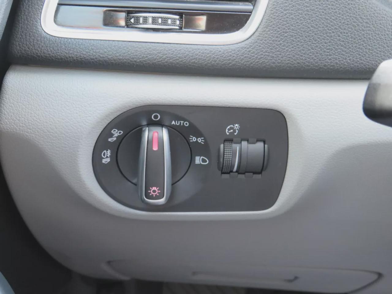 2016 Audi Q3 Technik (**CLEAN TITLE/NO ACCIDENTS!!**SAFETY/CERTIFIED!!**AWD**ALLOY RIMS**LEATHER**NAVIGATION**SUNROOF**POWER SEATS**PUSH BUTTON START**DUAL CLIMATE CONTROL**CD PLAYER**HEATED SEATS**REAR PRIVACY COVER**POWER TAILGATE**BLUETOOTH**CRUISE CONTROL**) Photo