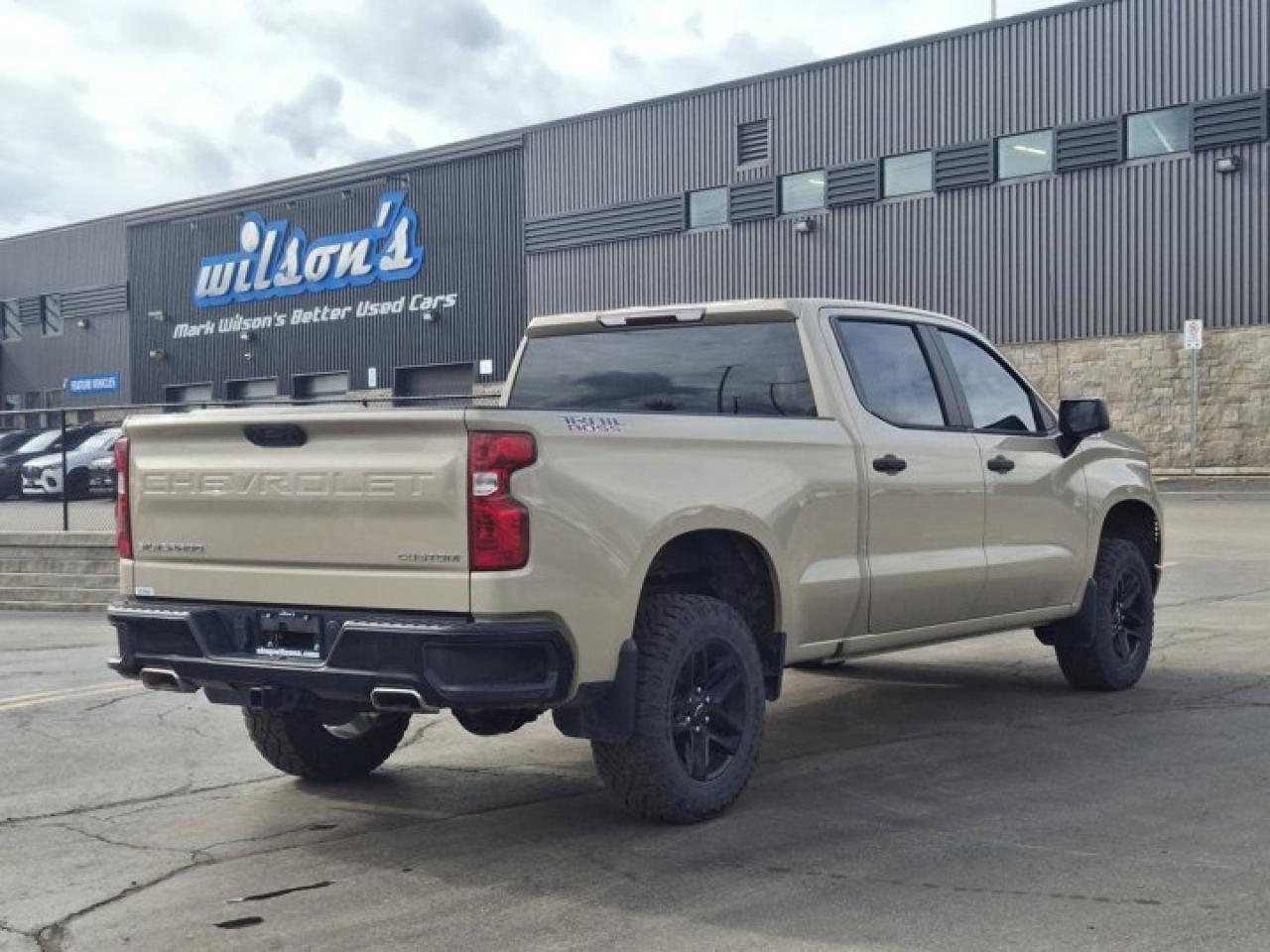 2022 Chevrolet Silverado 1500 Custom Trail Boss Crew 4WD | 5.3L | Z71 | Power Seat | CarPlay + Android | Trailering Pkg and More ! Photo