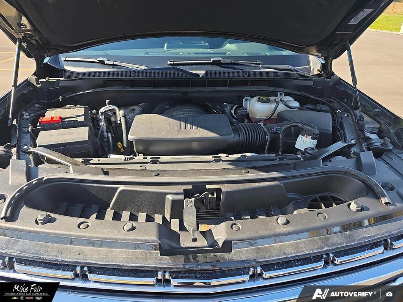 2023 Chevrolet Suburban Premier keyless start,deep tint rear glass,safety alert seat,heated front seats/steering wheel,assist steps Photo