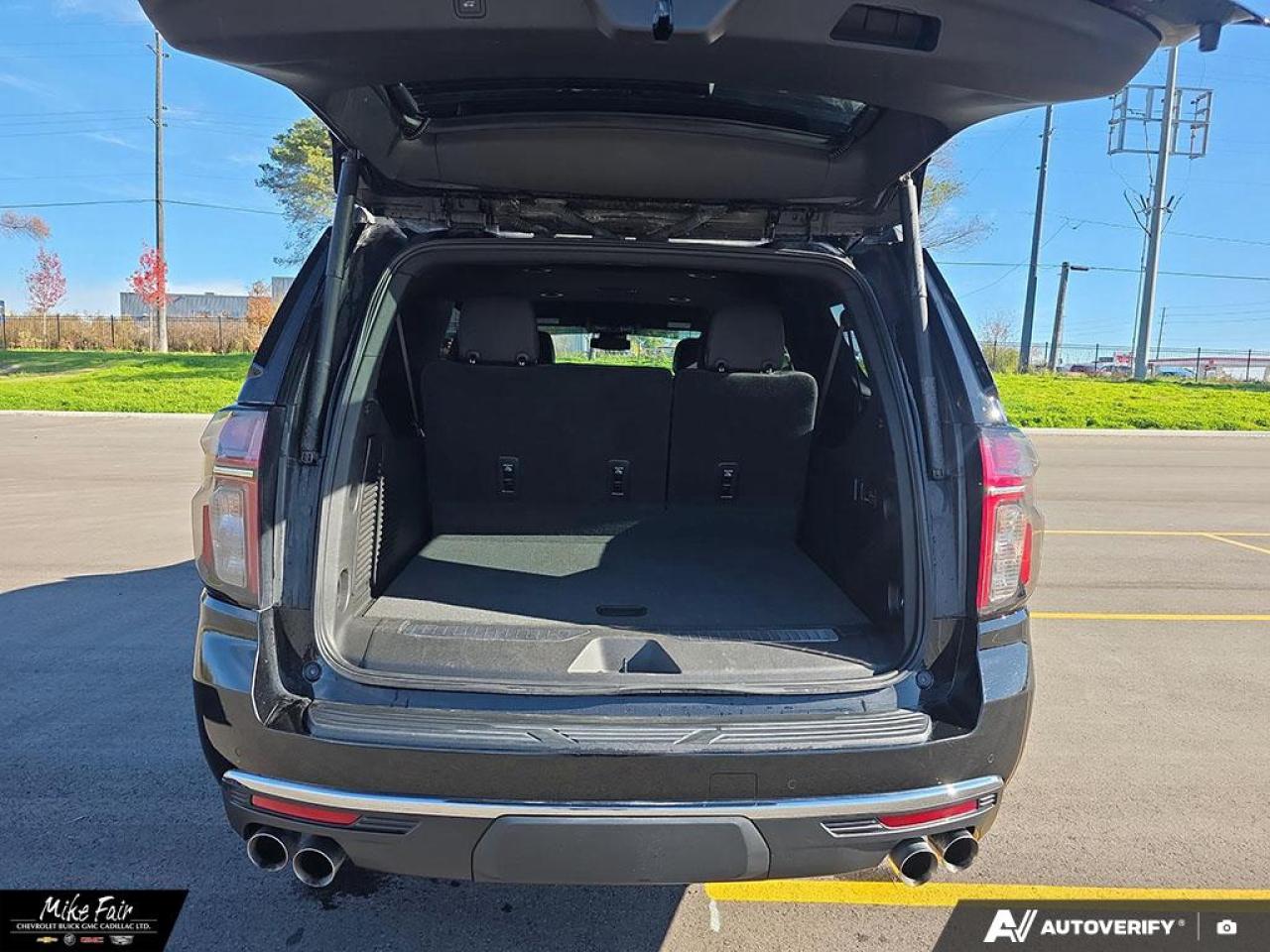 2023 Chevrolet Suburban Premier keyless start,deep tint rear glass,safety alert seat,heated front seats/steering wheel,assist steps Photo