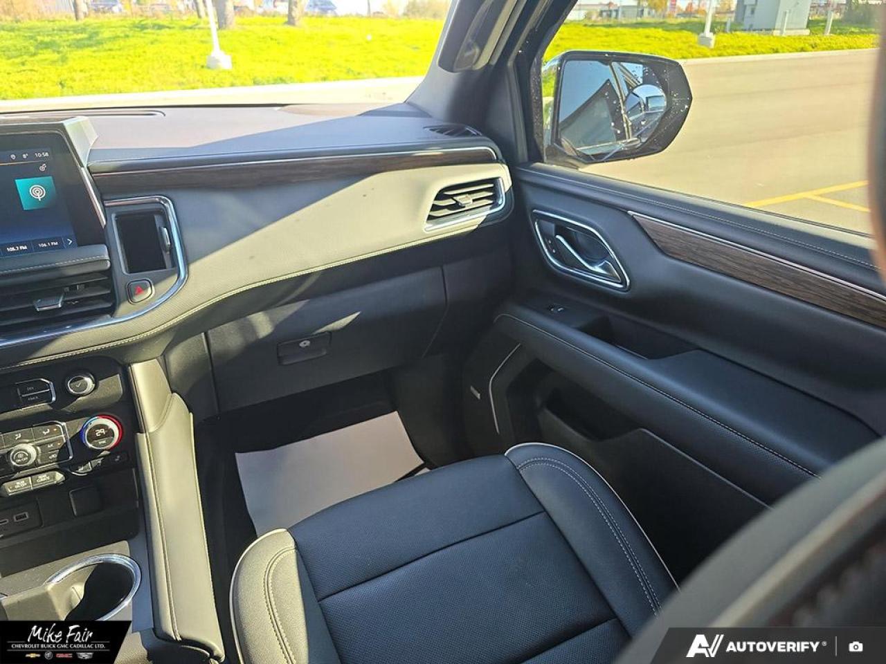 2023 Chevrolet Suburban Premier keyless start,deep tint rear glass,safety alert seat,heated front seats/steering wheel,assist steps Photo