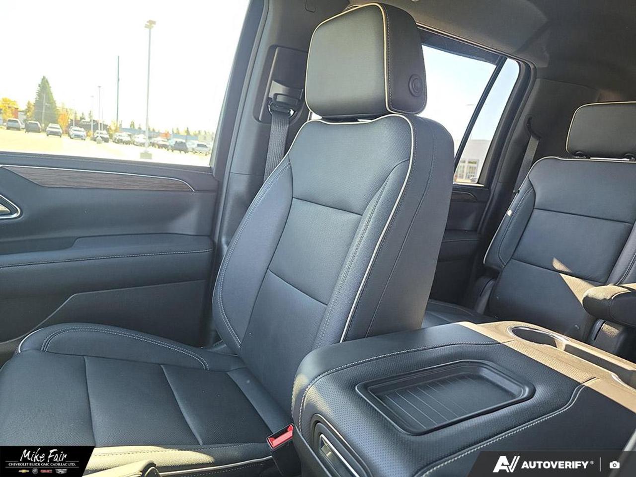 2023 Chevrolet Suburban Premier keyless start,deep tint rear glass,safety alert seat,heated front seats/steering wheel,assist steps Photo