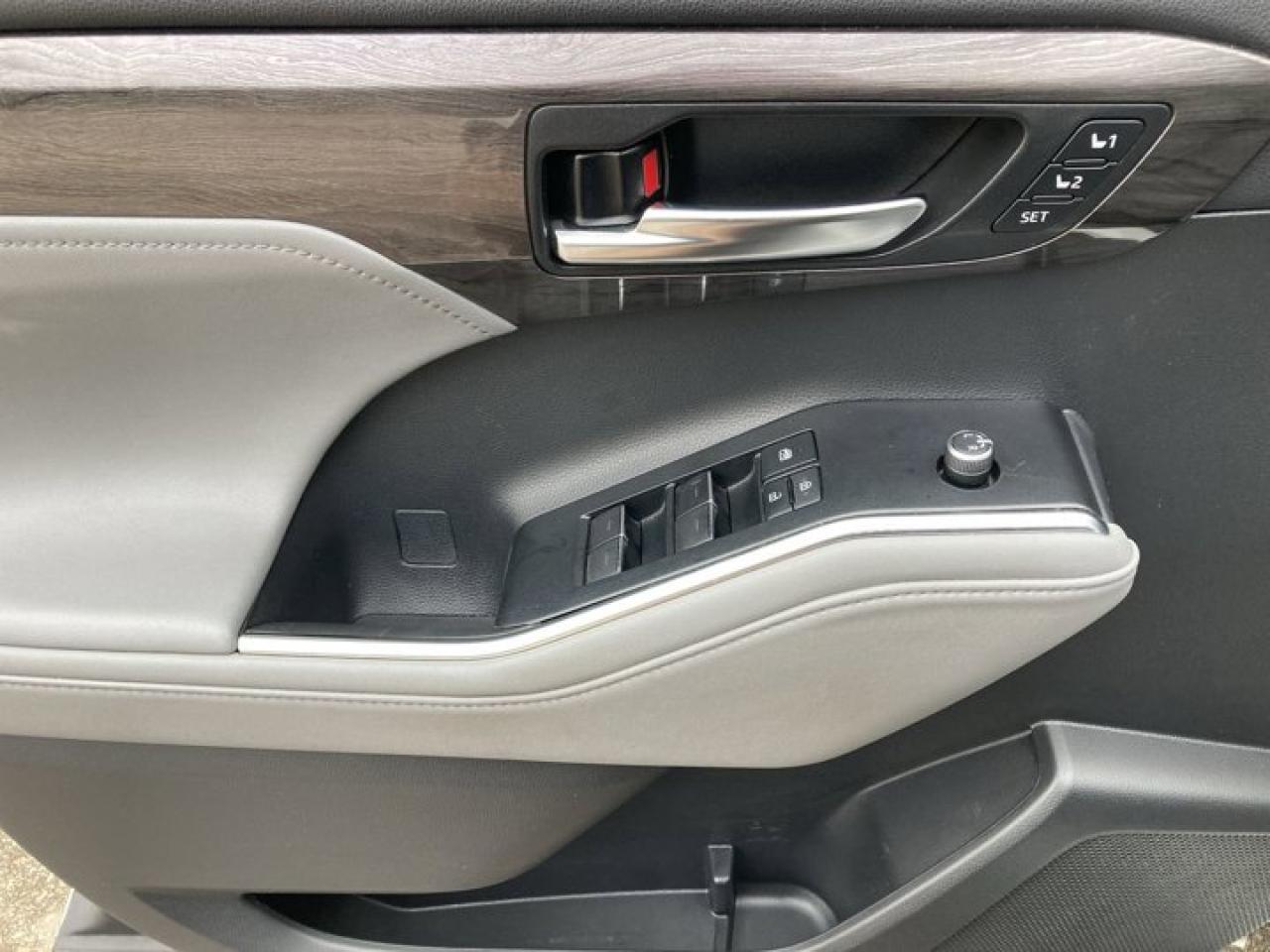 2021 Toyota Highlander HYBRID Limited AWD Photo