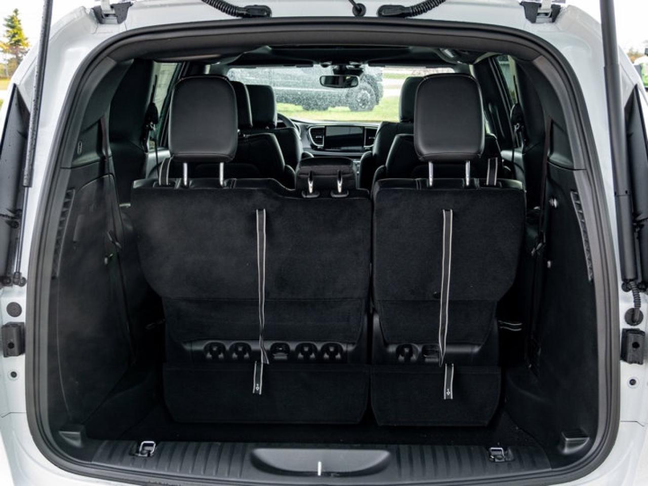 2026 Chrysler Pacifica Select Photo