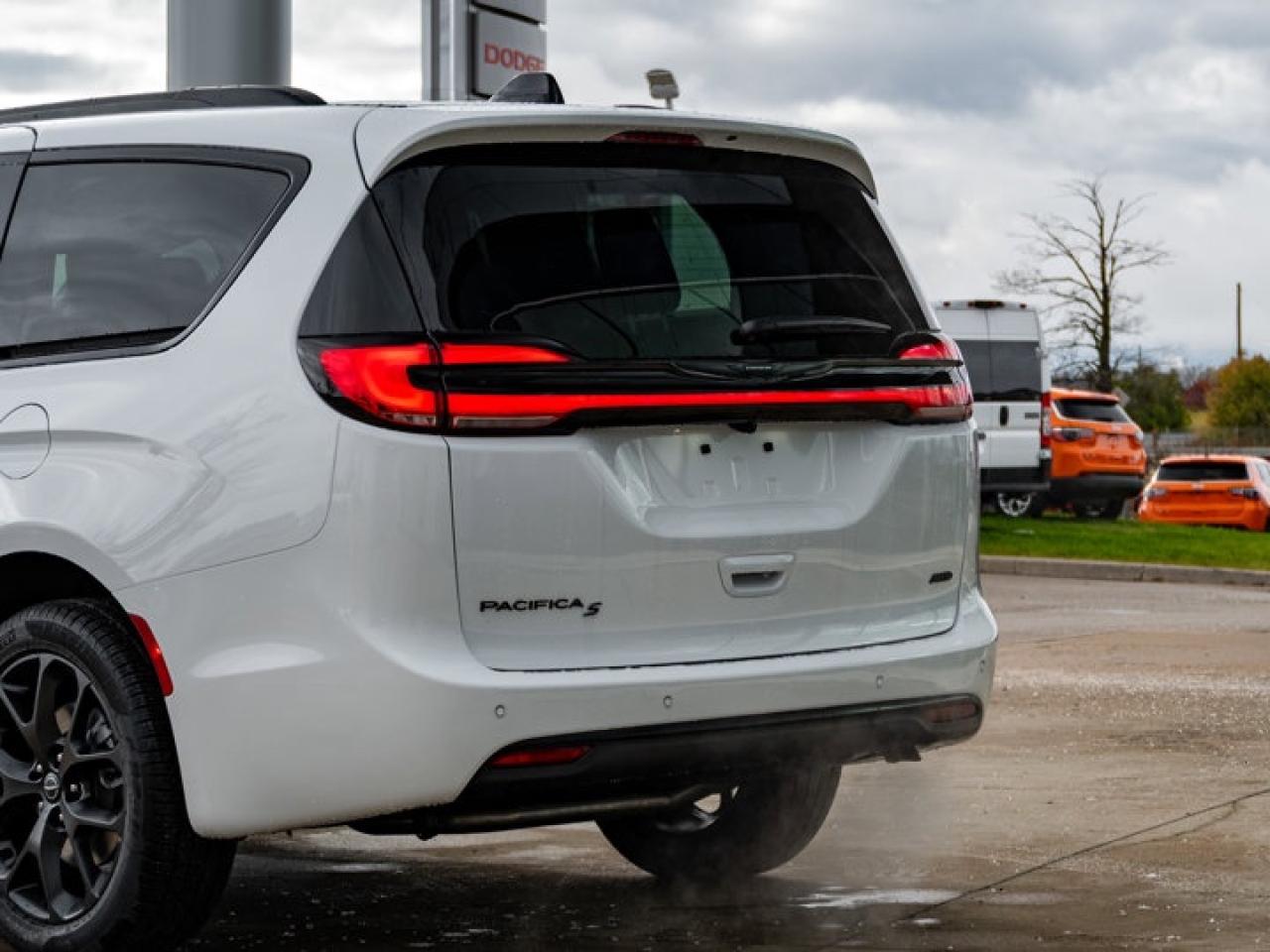 2026 Chrysler Pacifica Select Photo