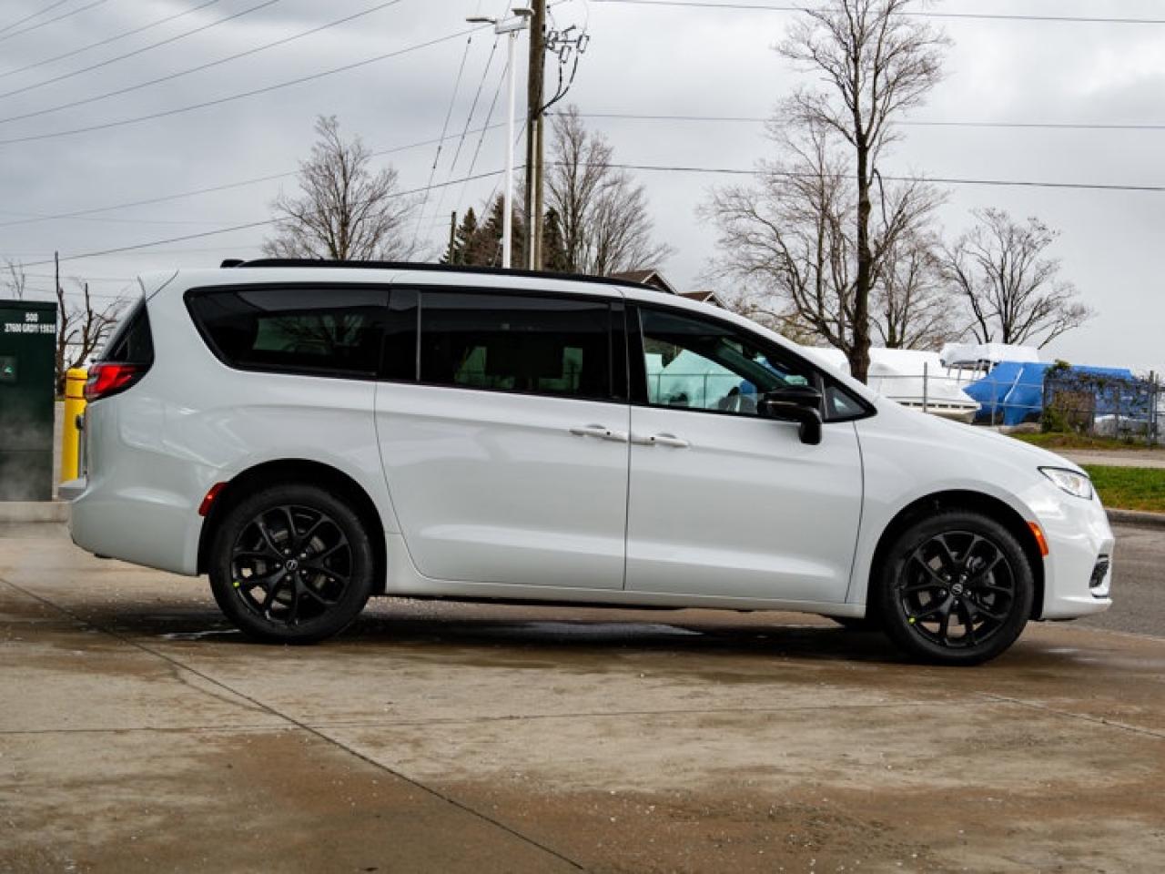 2026 Chrysler Pacifica Select Photo