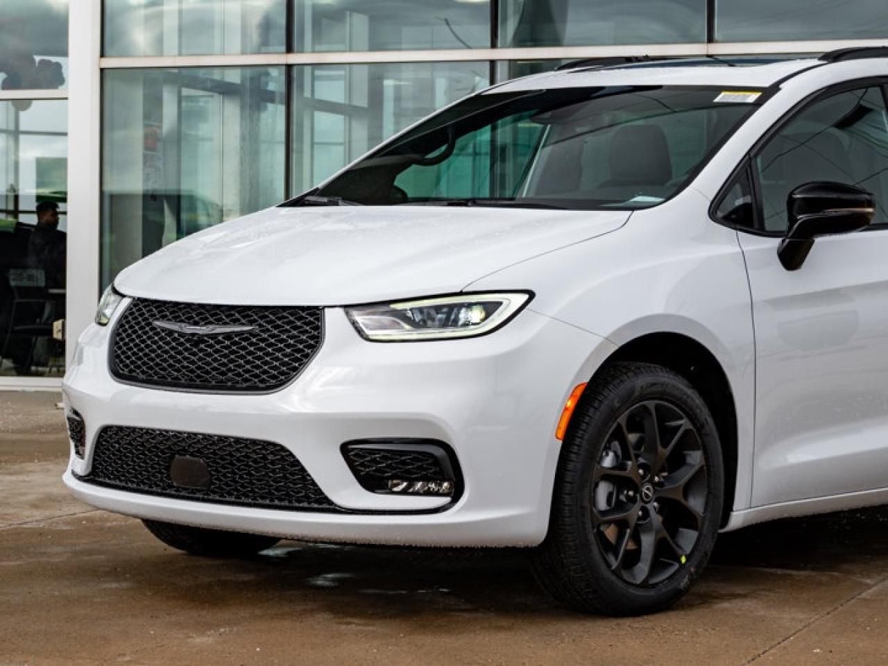 2026 Chrysler Pacifica Select Photo