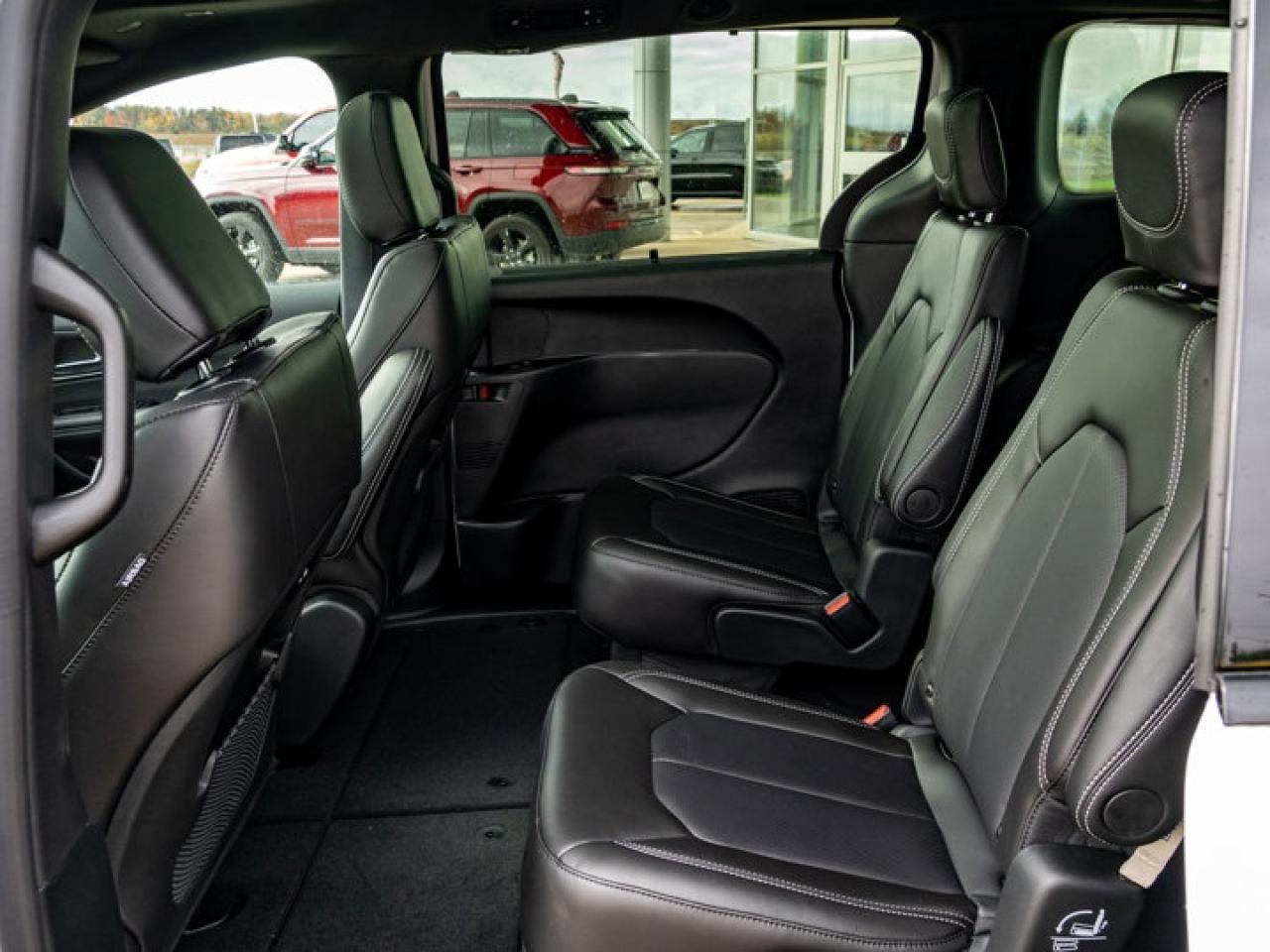 2026 Chrysler Pacifica Select Photo