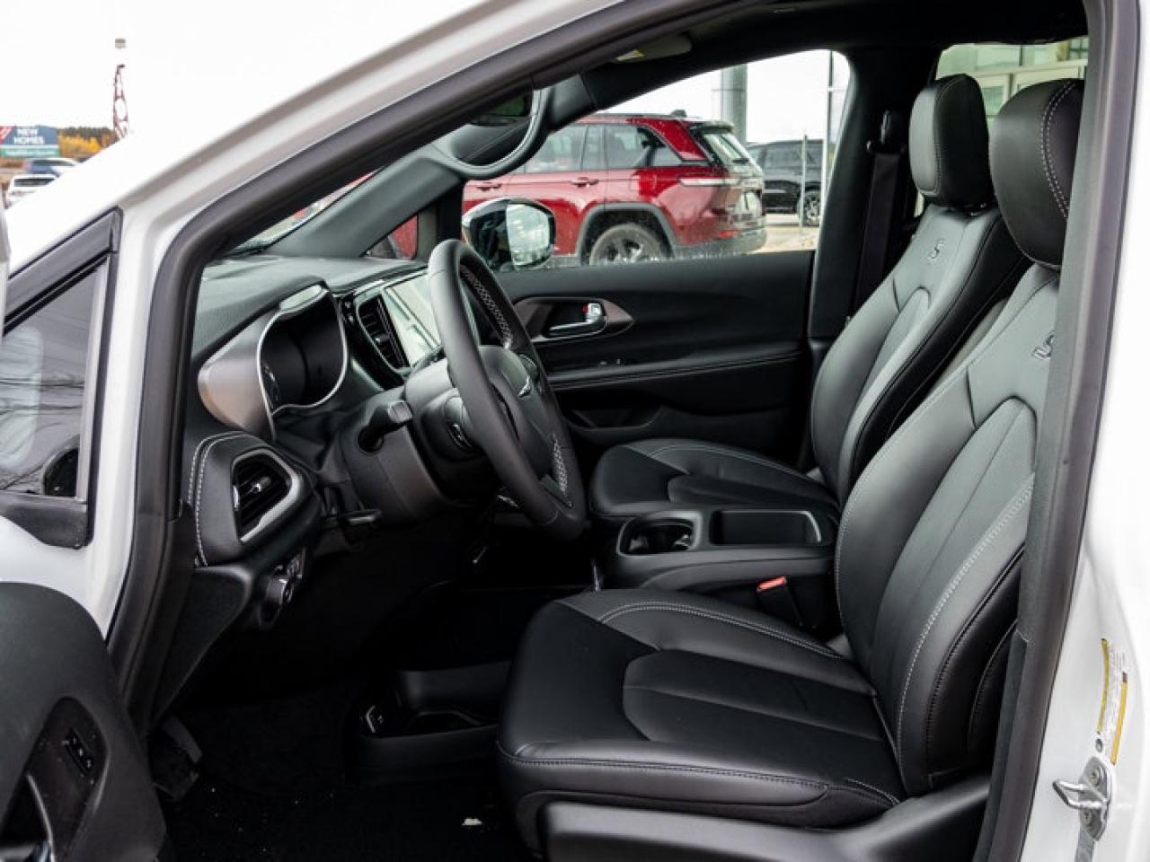 2026 Chrysler Pacifica Select Photo