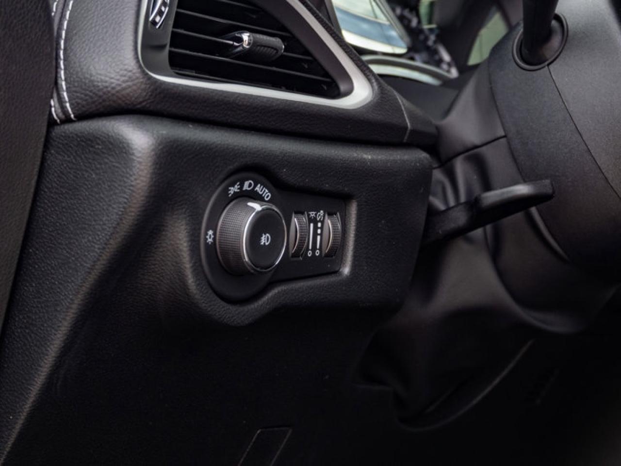 2026 Chrysler Pacifica Select Photo