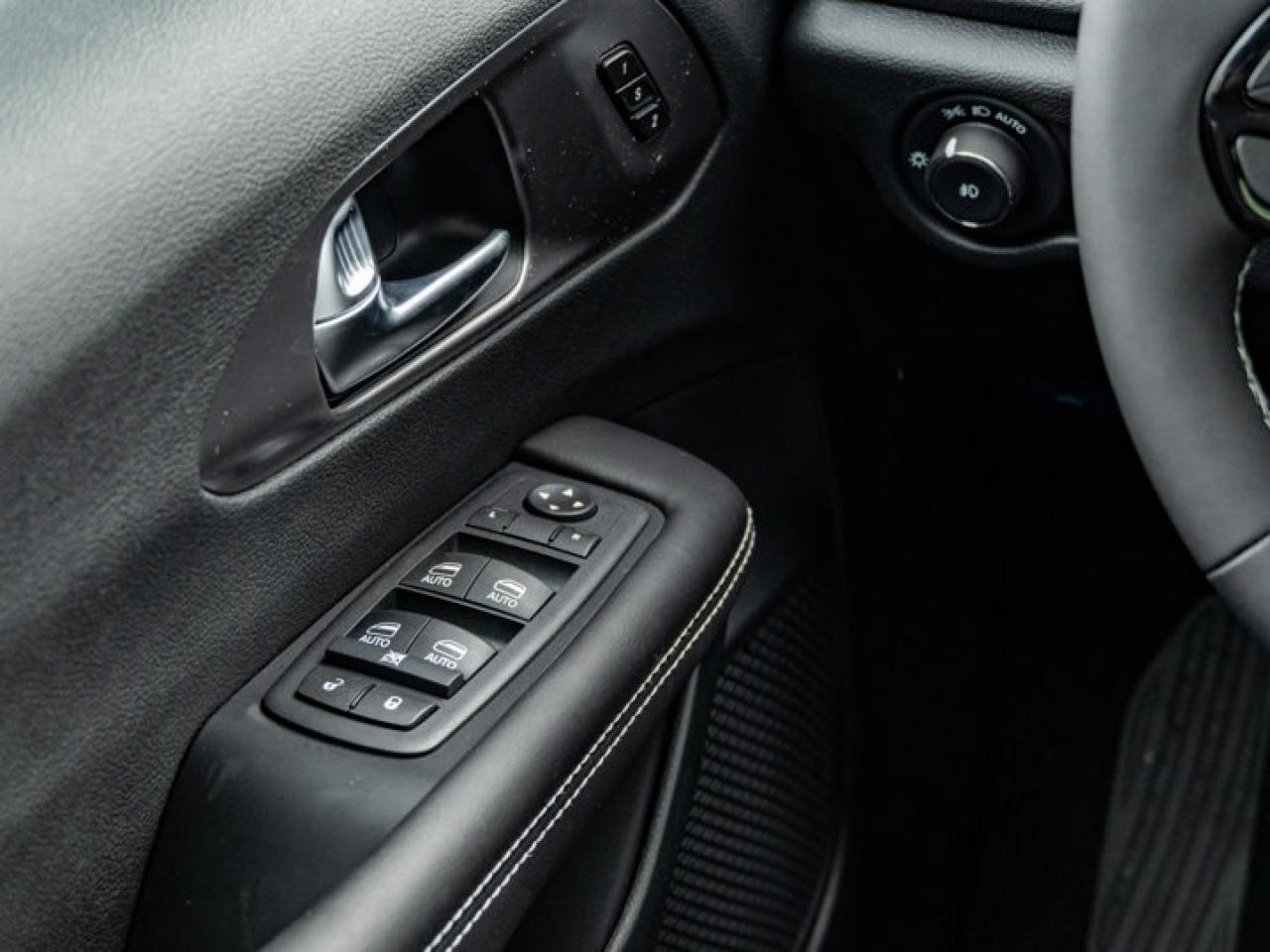 2026 Chrysler Pacifica Select Photo