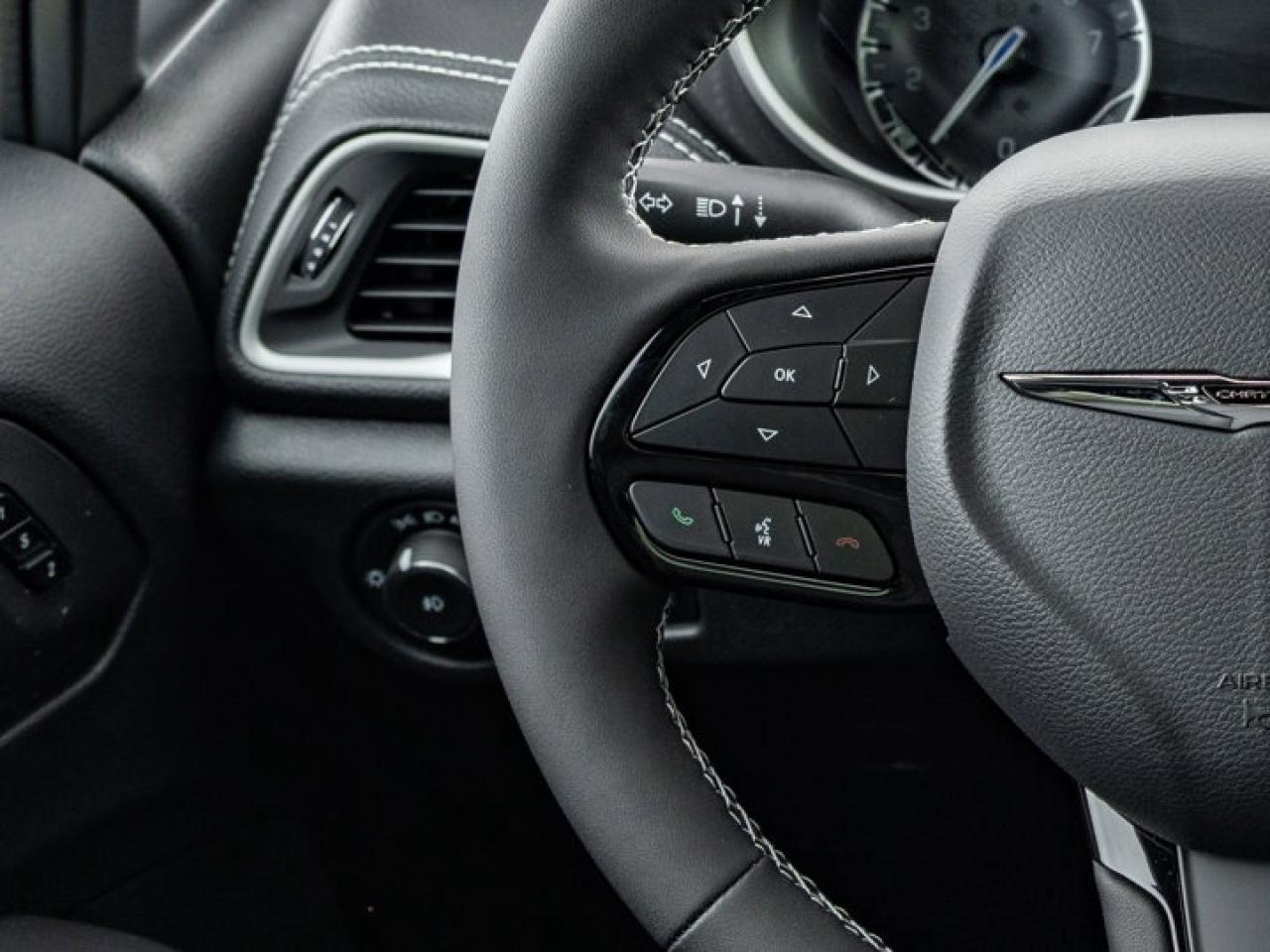 2026 Chrysler Pacifica Select Photo