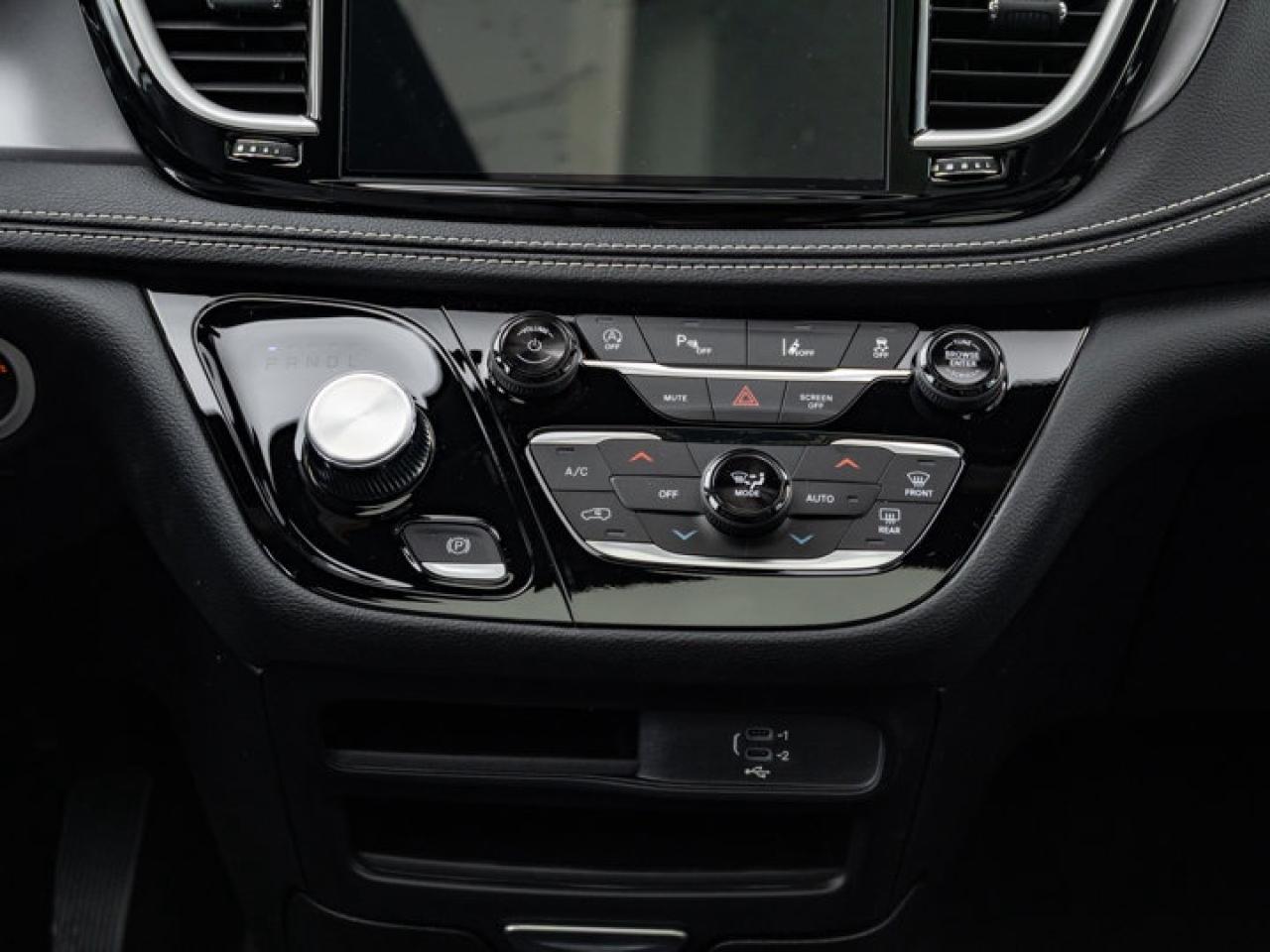 2026 Chrysler Pacifica Select Photo