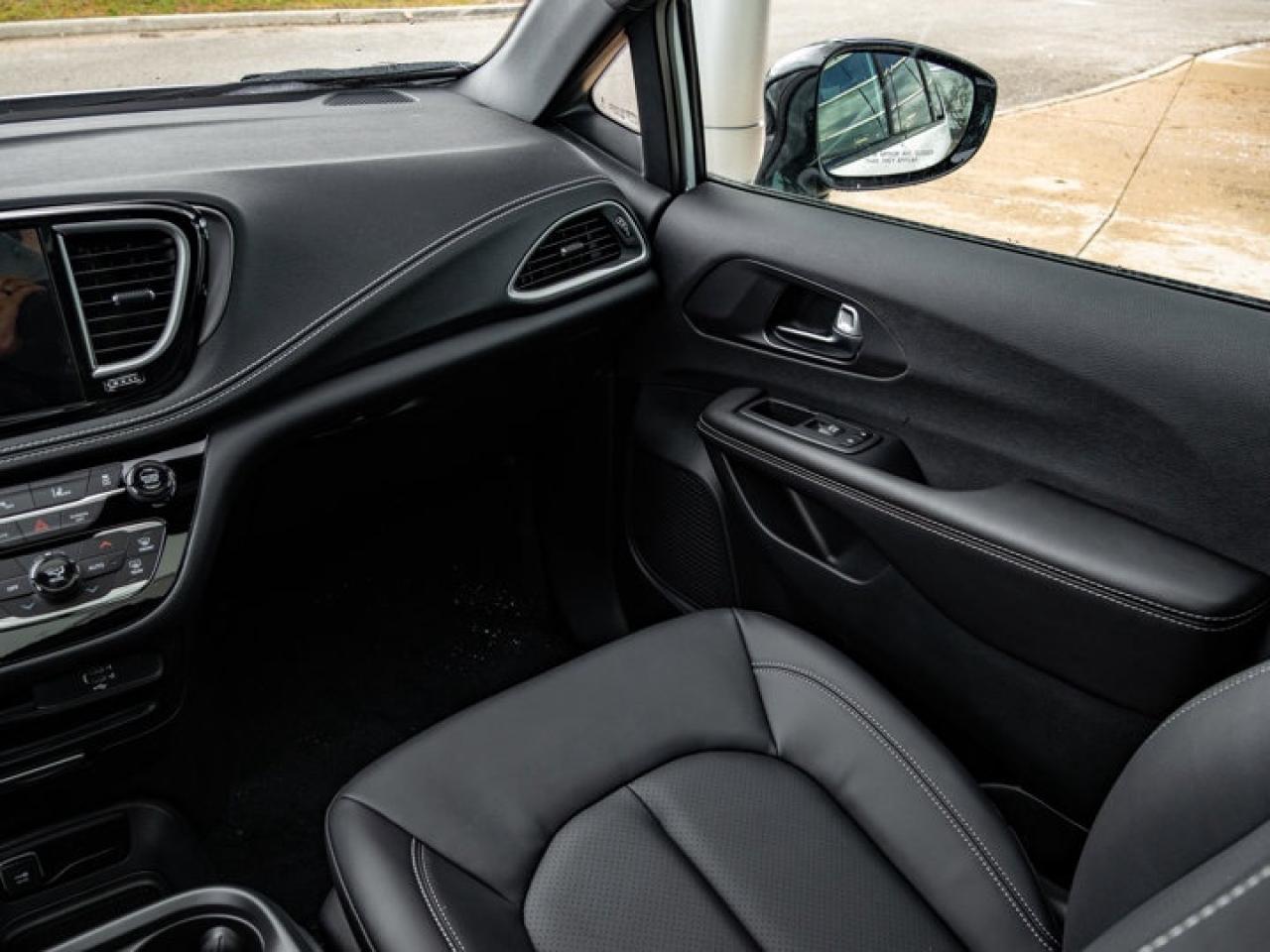 2026 Chrysler Pacifica Select Photo