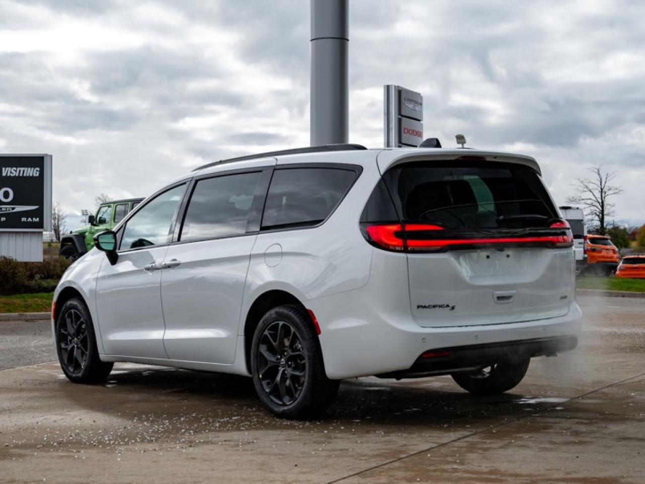 2026 Chrysler Pacifica Select Photo