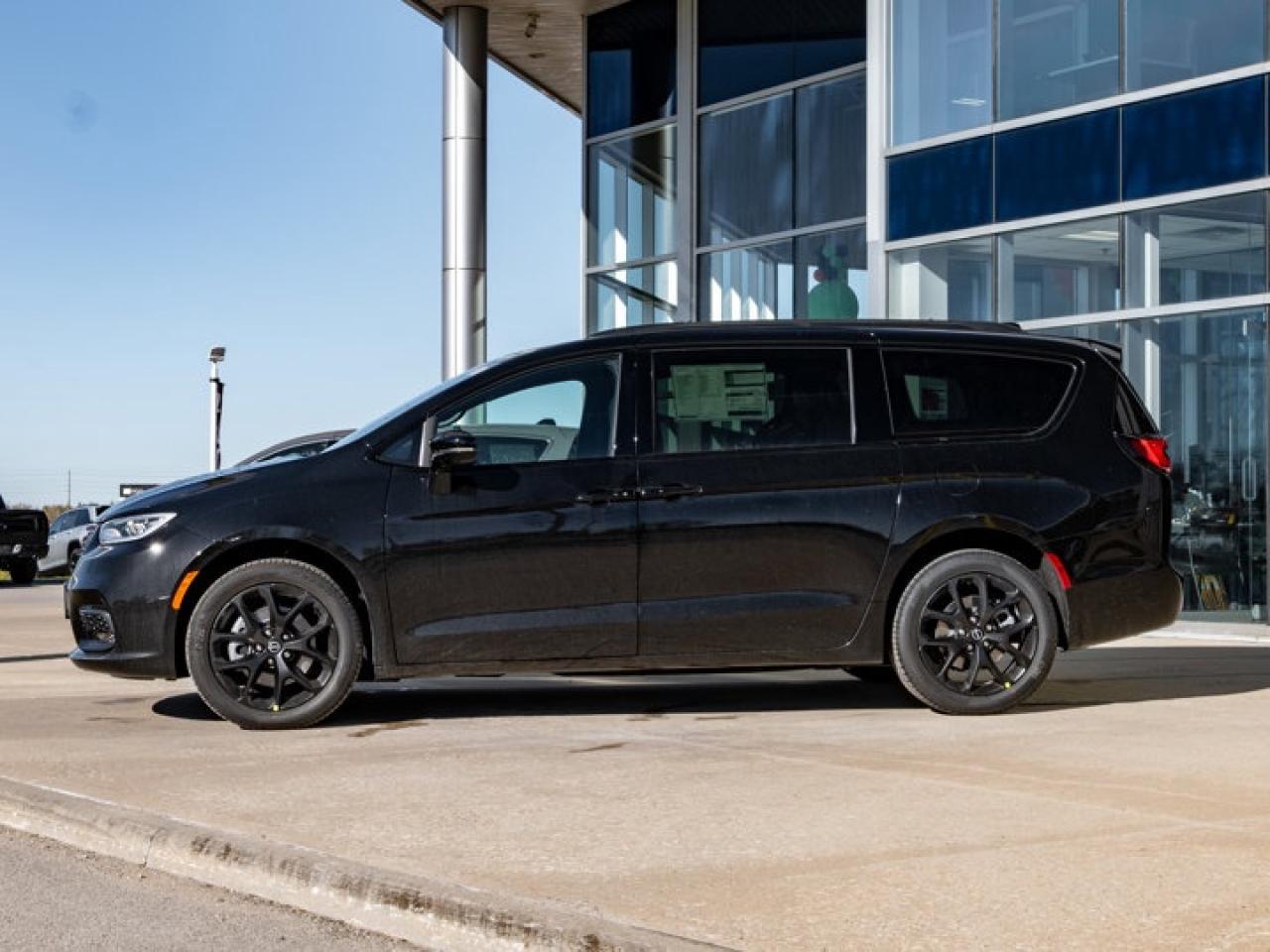 2026 Chrysler Pacifica Select Photo4