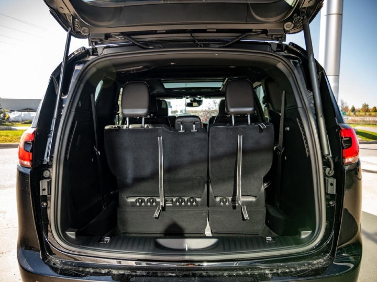 2026 Chrysler Pacifica Select Photo