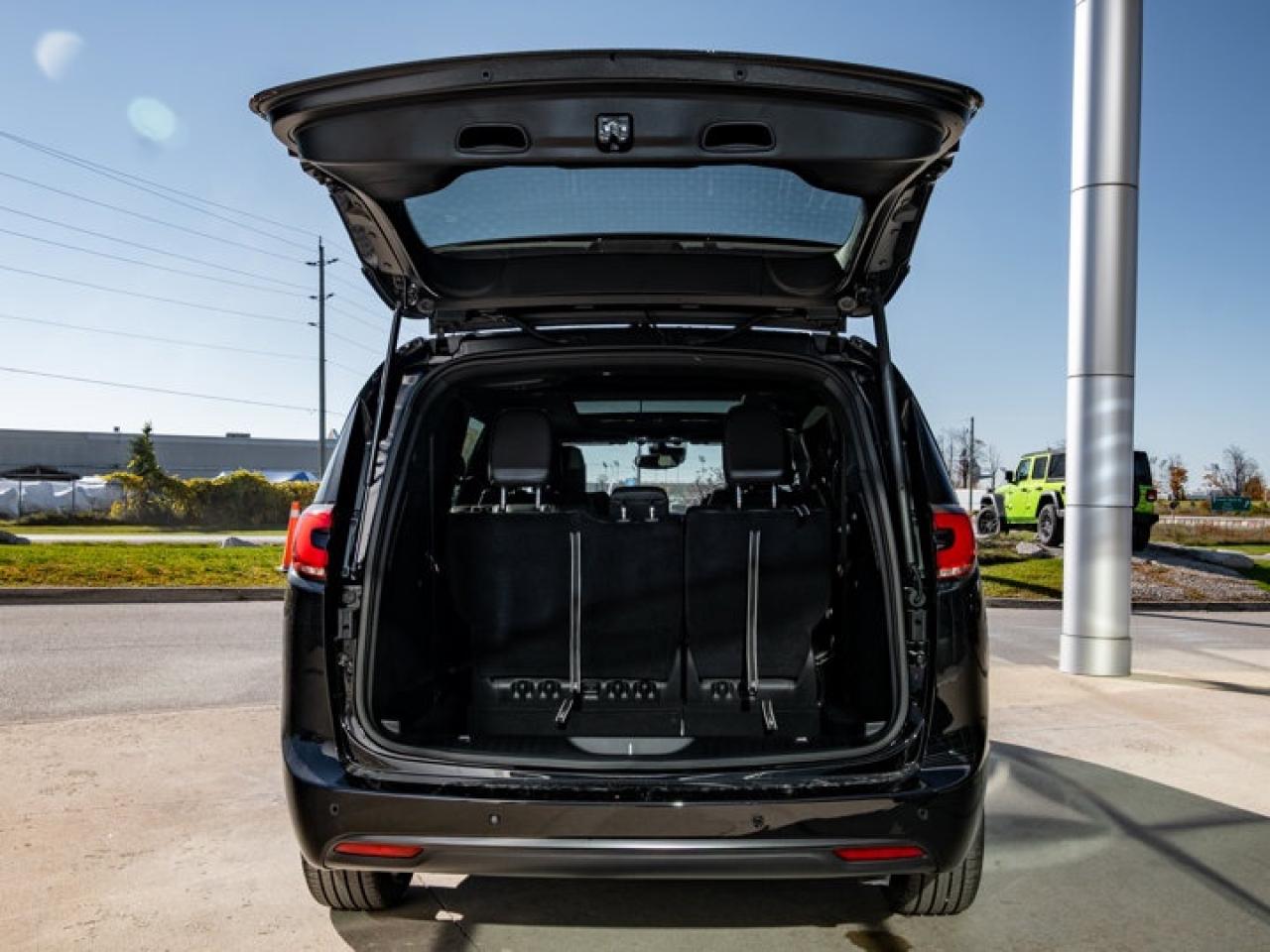 2026 Chrysler Pacifica Select Photo