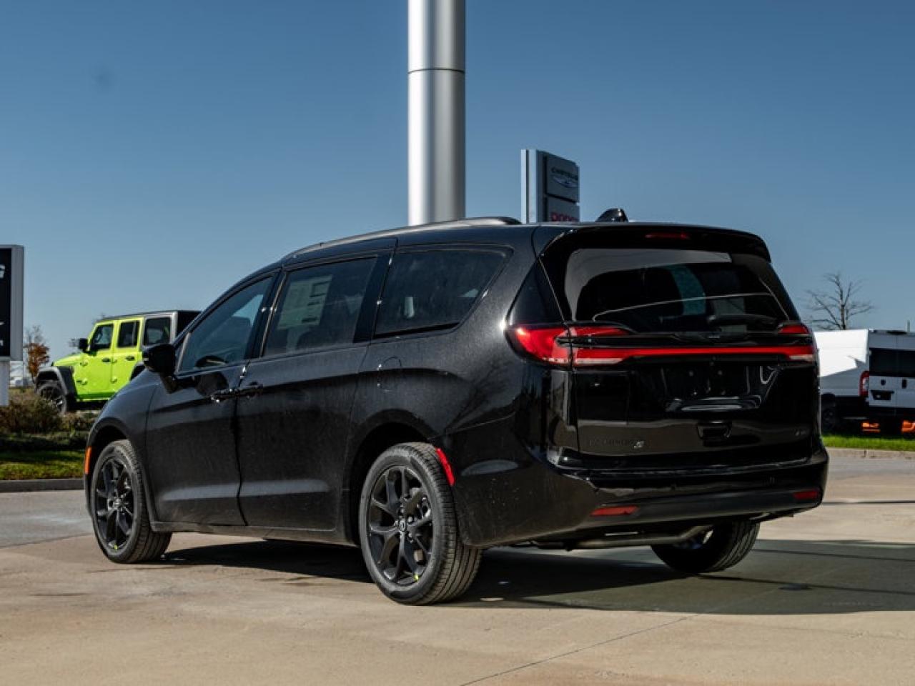 2026 Chrysler Pacifica Select Photo