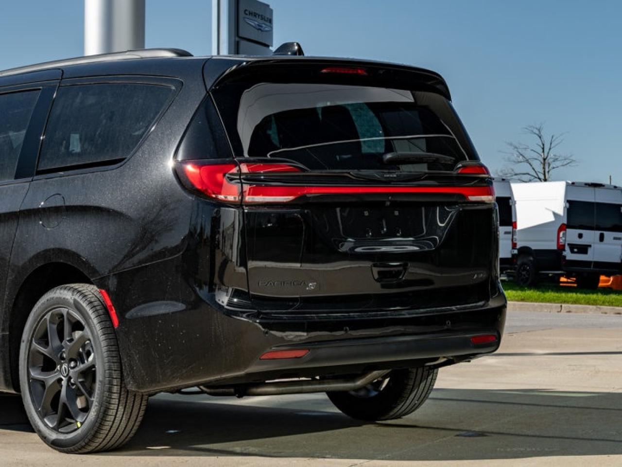 2026 Chrysler Pacifica Select Photo