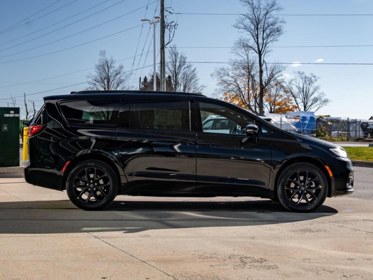 2026 Chrysler Pacifica Select Photo