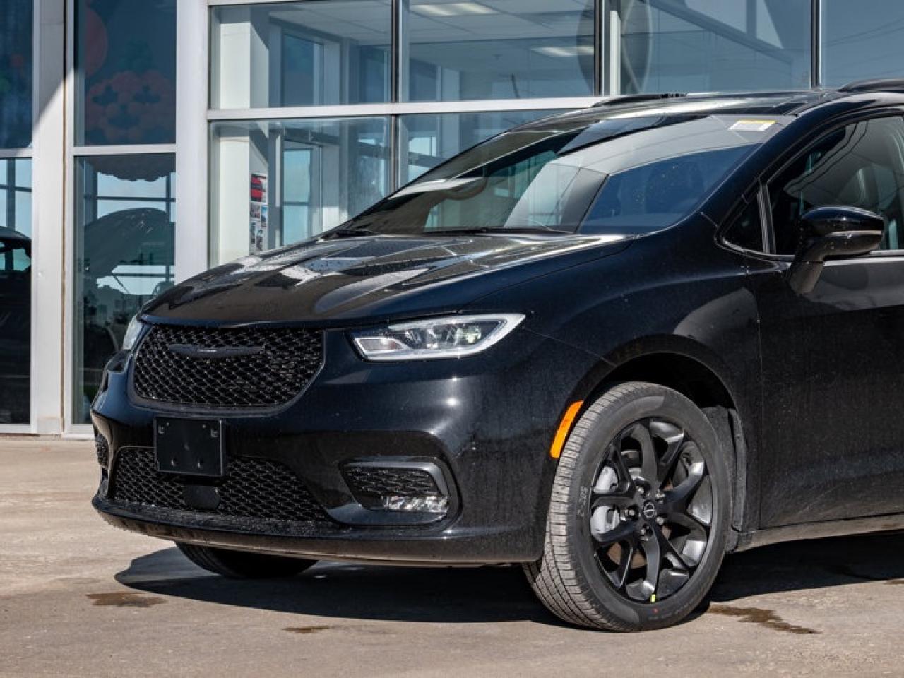 2026 Chrysler Pacifica Select Photo