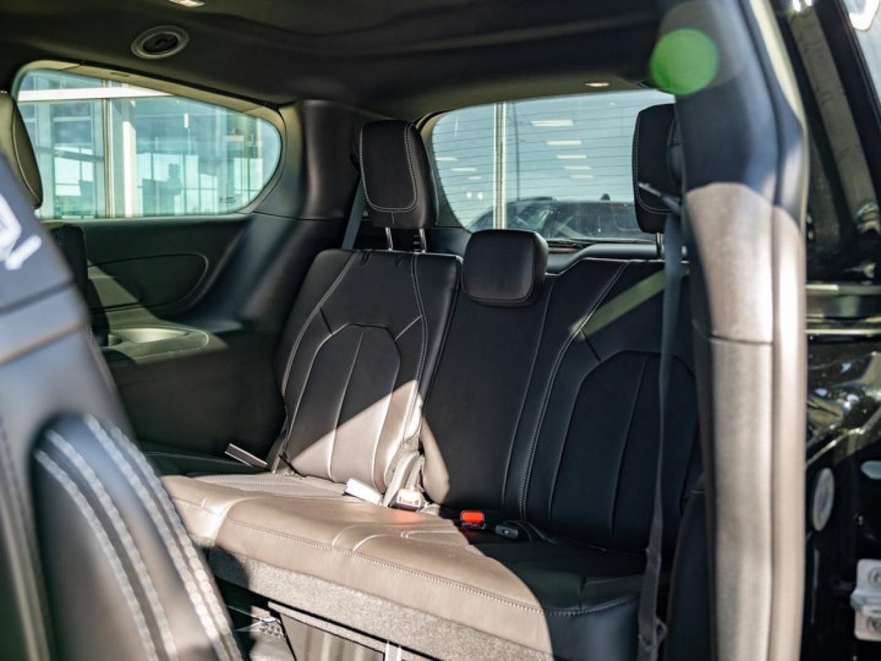 2026 Chrysler Pacifica Select Photo