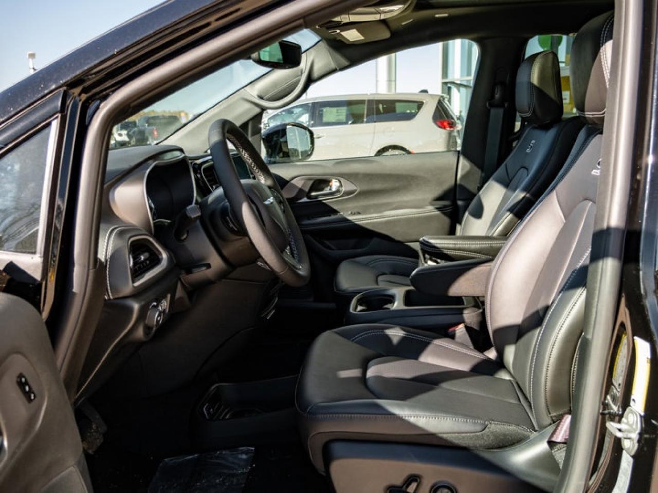 2026 Chrysler Pacifica Select Photo