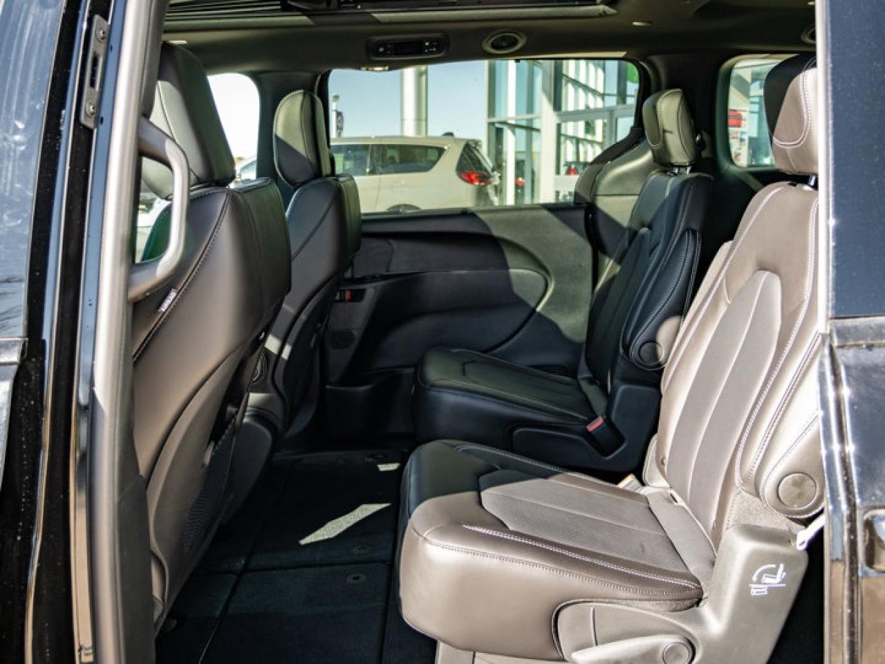 2026 Chrysler Pacifica Select Photo